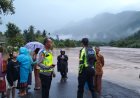Banjir Rendam Jalan Nasional Padang–Bengkulu, Polsek Koto XI Tarusan Lakukan Pengamanan Jalur dan Bantu Warga Evakuasi Barang