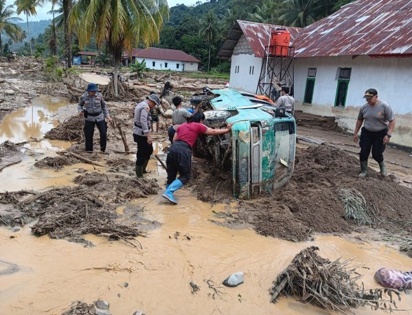 Ribuan Personel Polda Sumbar Masih bekerja di Sepuluh Titik Bencana Banjir dan Longsor