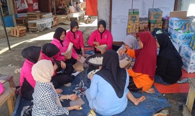 Polres Pasaman dan Bhayangkari Salurkan Bantuan Sembako untuk Korban Banjir Bandang di Koto Alam Salareh Aia, Agam