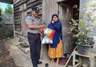 Polri Salurkan Zakat untuk Warga Dharmasraya, Bhabinkamtibmas Bagikan Sembako ke Lansia